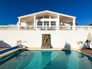 Gemütliche Villa mit Pool und Panoramablick auf die Berge in Petrer