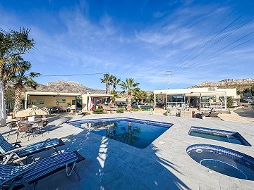 Charmante Villa met Zomerse Keuken en Gastenhuis op 15 Minuten van het Strand