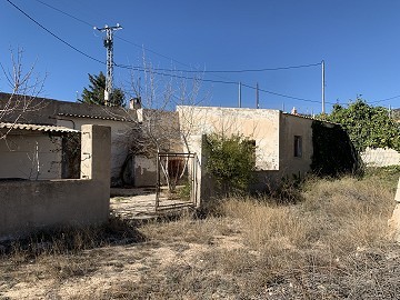 Casa cueva para restaurar con Piscina cerca del pueblo