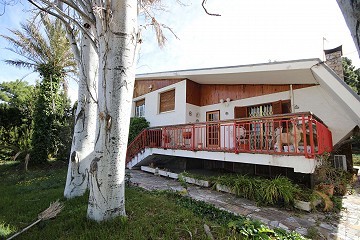 Chalet independiente con piscina y garaje en Loma Bada, Alicante