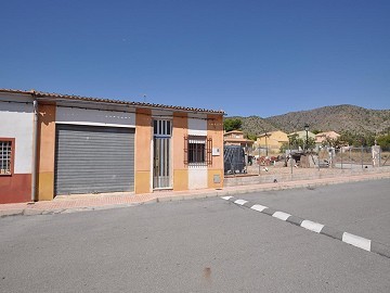 Grande maison de ville de 3 chambres à Salinas près de Sax.