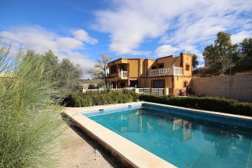 Villa en Monovar con dos casas de huéspedes y piscina