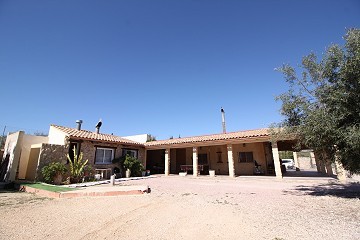 Villa de 4 dormitorios y 3 baños con garaje y jardín con espacio para una piscina