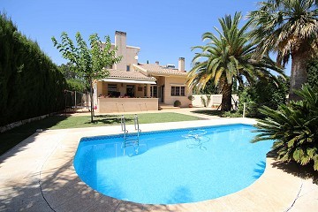 Chalet Aislado con piscina y jardín