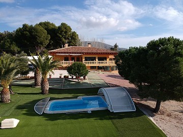 Gran chalet independiente con piscina cerca del pueblo en Elda-Petrer