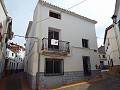 Grande maison de ville avec 2 appartements séparés et garage in Alicante Dream Homes Castalla 