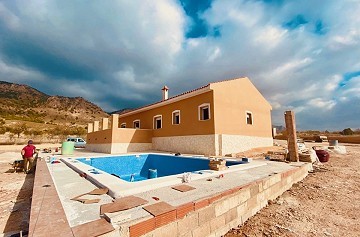 Villa de 3 dormitorios y 2 baños con piscina y garaje