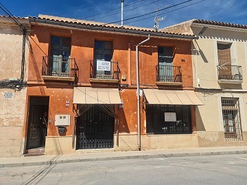 Belle maison et locaux commerciaux (ex café)