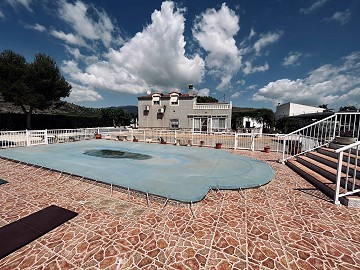 Finca spacieuse avec piscine et carport à Hondon de las Nieves