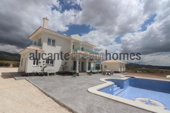 4 bed Luxury New Build Villa with plot and pool