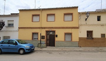 Maison de ville avec 6 chambres et cour