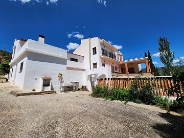 Dos casas mas ruinas y gran cantidad de terreno