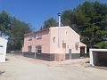 Grote villa met 4 slaapkamers, zwembad en 2 garages in Alicante Dream Homes Castalla 