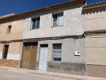 Maison de ville actuellement avec 3 chambres et grande cour