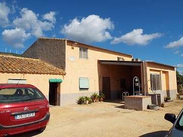 Grande maison de campagne, à distance de marche de la ville