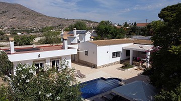 Villa individuelle à Fortuna avec maison d'hôtes, piscine et licence touristique