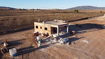 Villa moderne de construction récente avec piscine presque achevée, à distance de marche de la ville