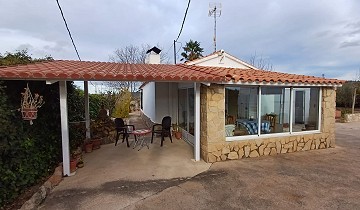 Villa a pie de ciudad con piscina y casa de huéspedes