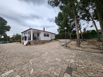 Villa de 3 dormitorios con terreno en Petrer