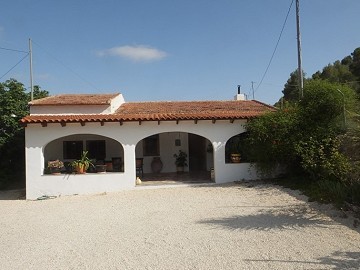 Villa mit 4 Schlafzimmern und 2 Bädern und Pool