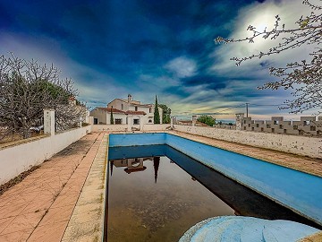 2 country homes in novelda