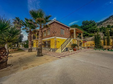 Impresionante villa en Petrer con piscina y vistas increíbles