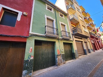 Großes Haus mit Garagen zum Renovieren im Zentrum von Villena