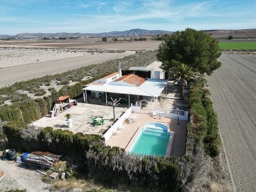 Jolie maison de 2 chambres avec piscine, eau de ville et énergie solaire