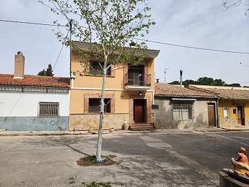 Propriété de 2 (éventuellement 3) chambres avec 2 salles de bains et grands jardins