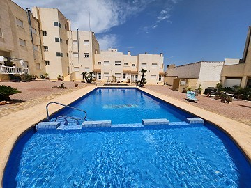 Adosado de 3 dormitorios y 2 baños con piscina comunitaria y garaje