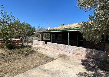 Finca de 3 chambres et 2 salles de bain à Sax avec plus de 16 000 m2 de terrain