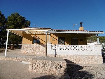 Maison de campagne avec 2 chambres et 1 salle de bain avec piscine