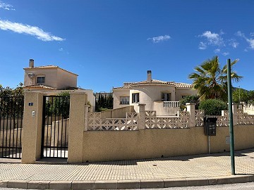 Villa de 3 chambres et 2 salles de bains avec immense garage