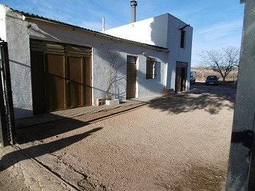 Amplia casa de campo con piscina y viñedo