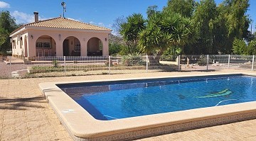 Schöne Landvilla mit Pool und Grundstück