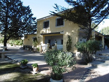 Excellente villa de 5 chambres et 2 salles de bain avec court de tennis et piscine