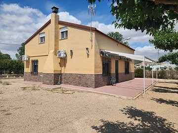 Bonita casa con planta alta diáfana a poca distancia de Villena