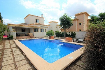 Villa de 4 dormitorios con piscina