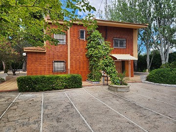 Amplia casa con piscina y pista de tenis.