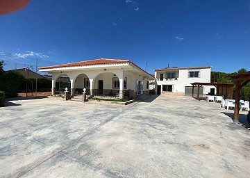 Villa de lujo de 3 dormitorios en Elda con hermosa casa de huéspedes de 3 dormitorios y 3 baños