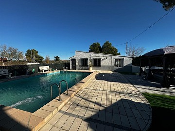 Villa con anexo de invitados y piscina en Villena