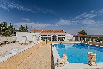 Stunning Detached Villa in Yecla with a pool and garage