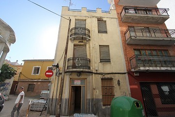 Well located house in centre of Villena for major reform