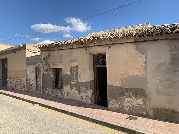 Casa de pueblo para reformar con jardín