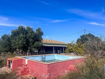 Maison de campagne avec piscine et maison d'hôtes entre Sax et Salinas